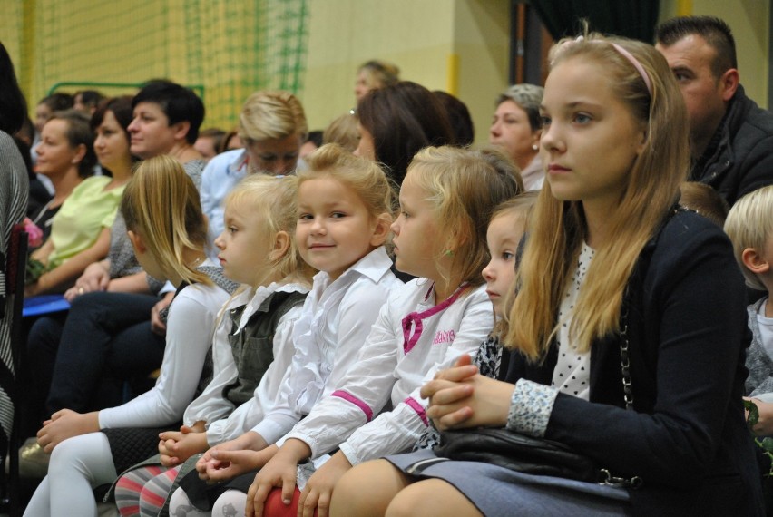 Pasowanie uczniów klas pierwszy w Szkole Podstawowej w...