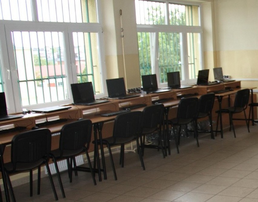 Laptopy w tomaszowskich szkołach: 200 komputerów trafiło do dzieci
