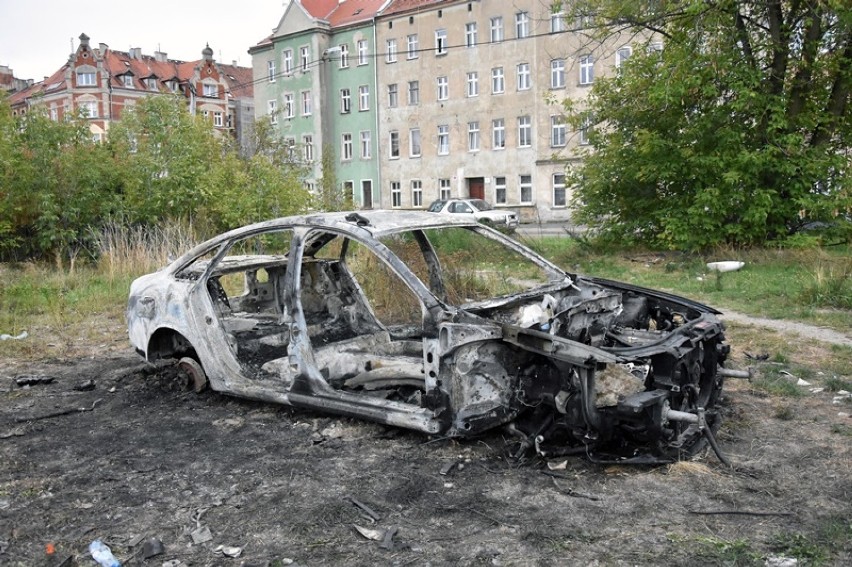 Kolejny wrak auta zalega w centrum Legnicy [ZDJĘCIA]