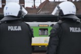 Kibice Legii w Malborku. Postój w asyście wzmocnionych sił policyjnych