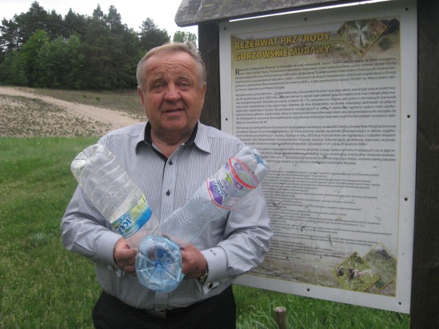 -&nbsp;Tu w rezerwacie pełno jest plastikowych butelek. Takich jak te. Uprzątnijmy je 22 czerwca - zachęca Władysław Komarnicki.
