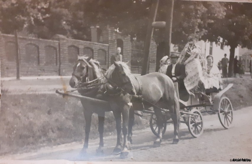 Mieszkańcy Pobitna w drodze na dożynki parafialne, lata '40