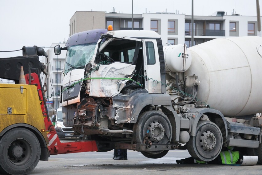 Warszawa. Autobus miejski zderzył się z betoniarką. Jedna osoba trafiła do szpitala