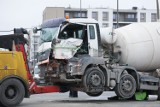 Warszawa. Autobus miejski zderzył się z betoniarką. Jedna osoba trafiła do szpitala