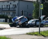 Zderzenie samochodu osobowego i policyjnego radiowozu w Ostrowcu! Dwóch policjantów rannych