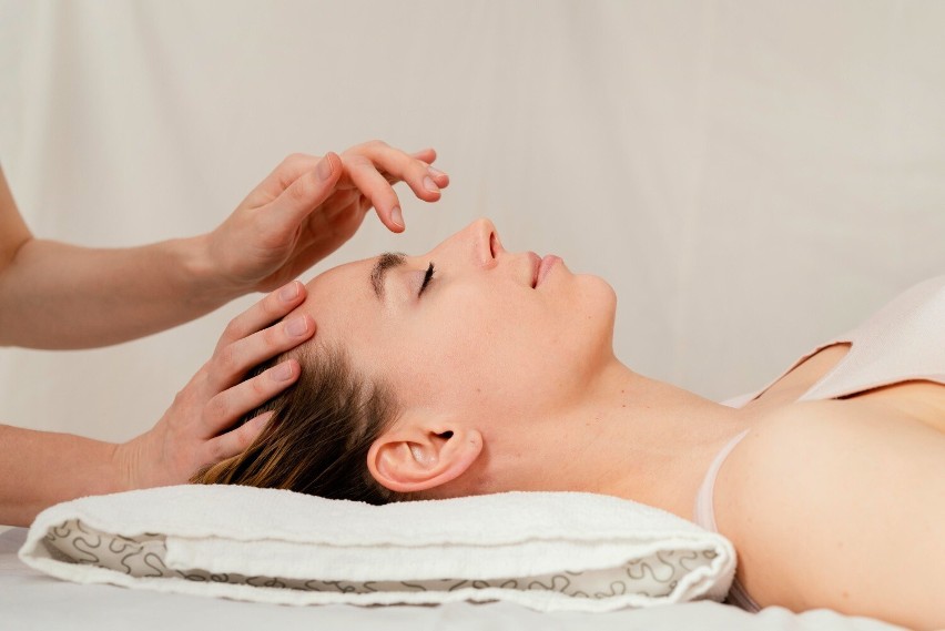 Japońska technika masażu relaksuje mięśnie twarzy i niweluje...