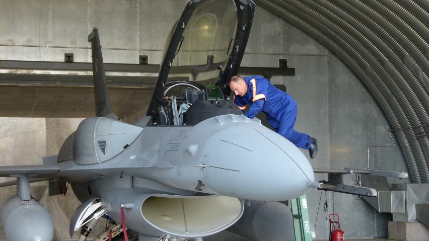 F-16 przygotowuje do lotu młodszy chorąży Leszek Spętany