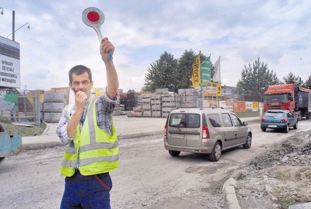 Na ulicy Ciężarowej w Skoczowie roboty idą pełną parą. Ruch odbywa się w sposób wahadłowy.