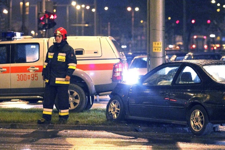 Wrocław: Na ul. Bałtyckiej wóz strażacki zderzył się z osobówką (ZDJĘCIA)