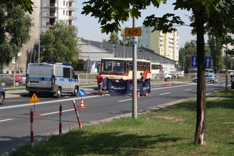 Aleja Solidarności: mężczyzna wpadł pod autobus