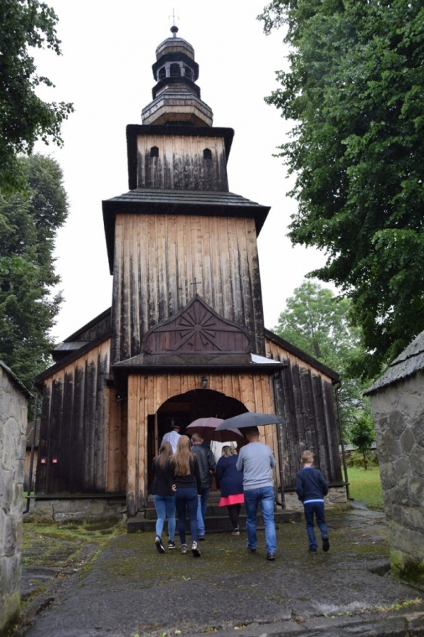 Kasina Wielka. Zagórzańska msza święta w deszczu, ale z humorem. Zobaczcie zdjęcia z wydarzenia