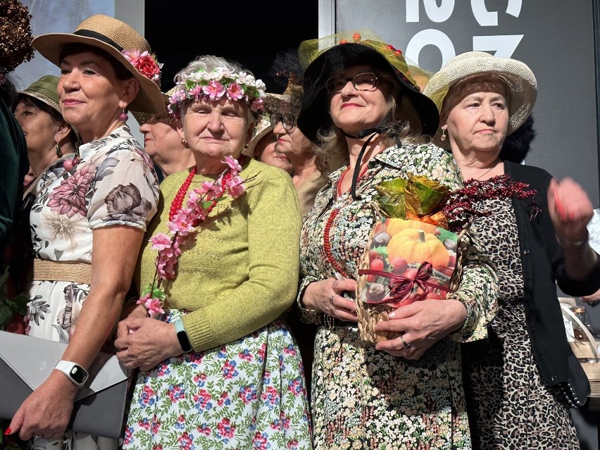 Pokaz mody seniorów w Gnieźnie. Szyk i elegancja nie mają metryki