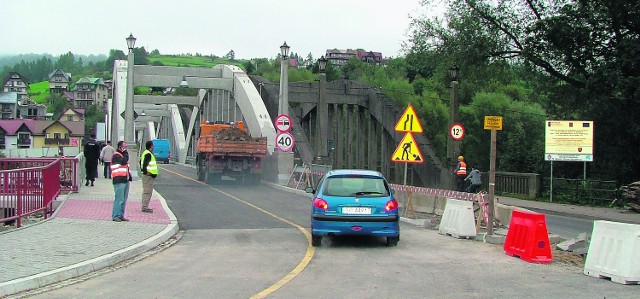 Nowym mostem od poniedziałku można jeździć. Do czerwca 2011 roku powinien być także gotowy drugi - stary - most