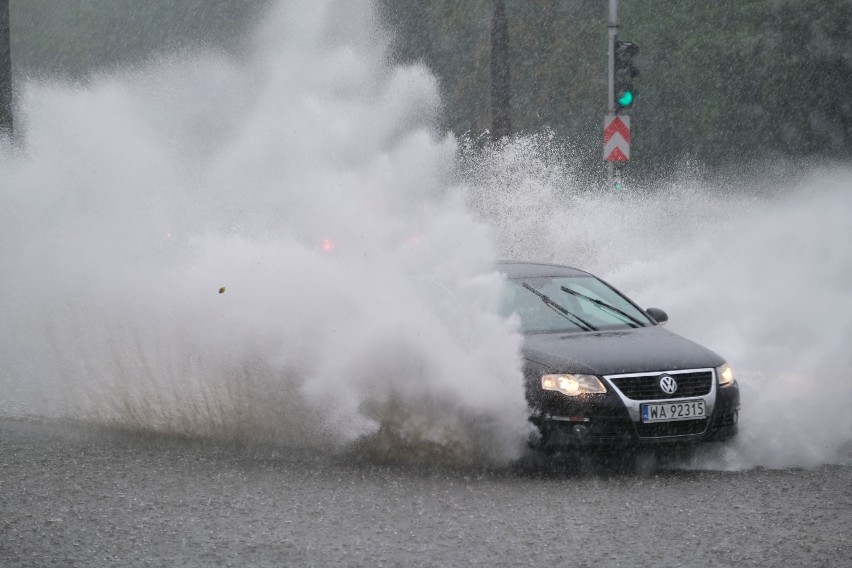 Ulewa w Warszawie. Lokalne podtopienia i wielkie kałuże utrudniają poruszanie się po mieście