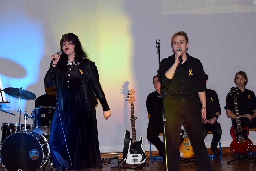 Tak było na koncercie charytatywnym "Kasper dla Ukrainy!" w I LO Inowrocław. Grali na rzecz rodzin, uchodźców z miasta Kołomyja [zdjęcia]