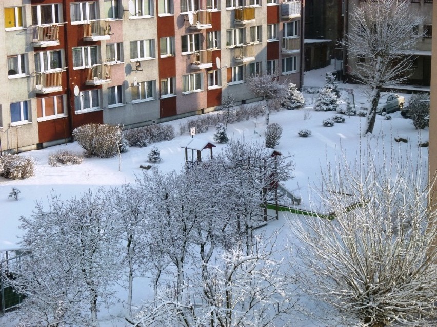 Opady śniegu w Sławnie. Śnieg w stolicy powiatu sławieńskiego (ZDJĘCIA)