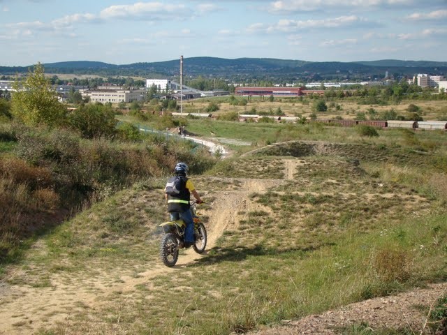 Okolice rezerwatu Ślichowice, niedaleko ul. Kolberga. Miejsce motocyklowych rajdów młodzieży. I pokaz niszczenia przyrody.