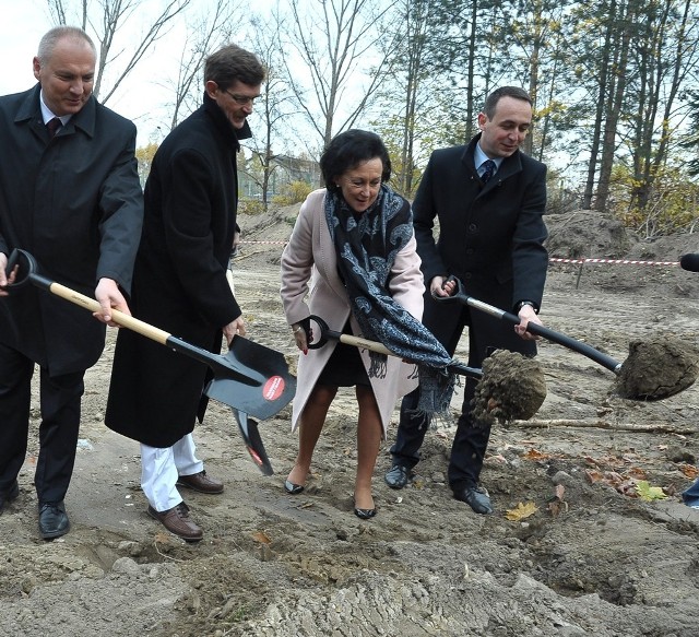 Skierniewicki szpital rozrasta się i rośnie w siłę - Grażyna Krulik wbija pierwszą łopatę pod budowę nowego oddziału nefrologii