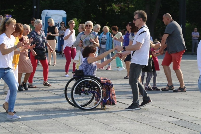 Oto zdjęcia z wielkiej potańcówki na pl. Wolności we Wrocławiu (ZOBACZ)