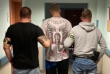 Bydgoszcz. W Śródmieściu w mieszkaniu 30-latka policja znalazła maczetę, imitację broni i kilogram narkotyków