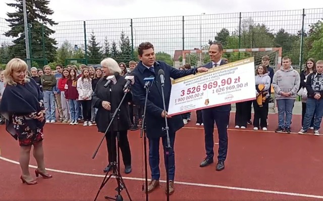 Czek na budowę sali do ćwiczeń w Szkole Podstawowej numer 5 przekazuje prezydent Lucjusz Nadbereżny, z lewej dyrektor szkoły Dorota Kornek