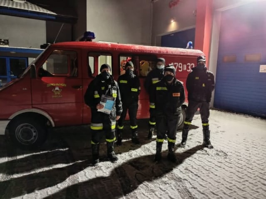 Opoczyńscy strażacy rozpoczęli kolportaż ulotek dotyczących szczepień przeciw Covid-19