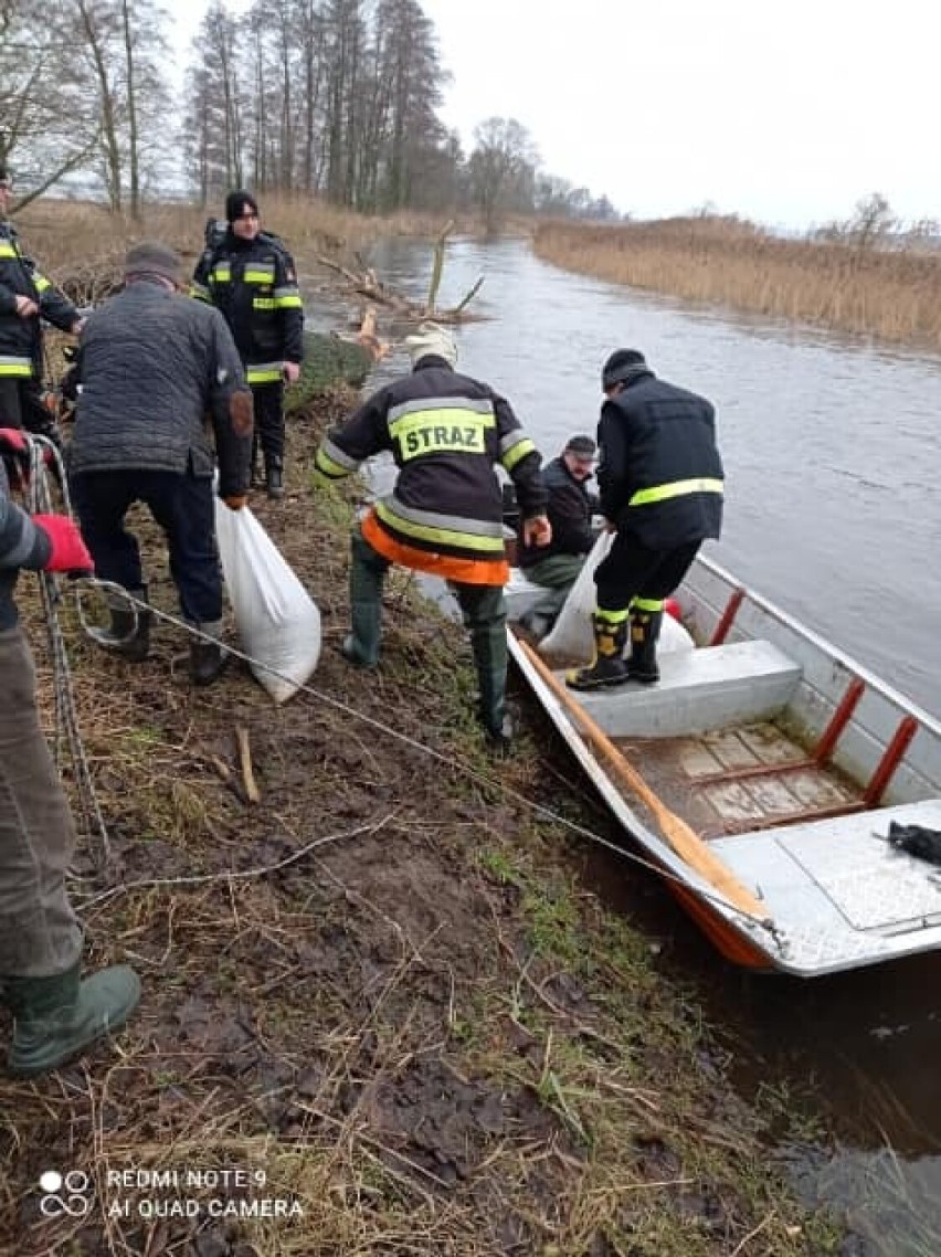 Przerwany wał w rzece Ner. "To prowizoryczna zapora. Wciąż...