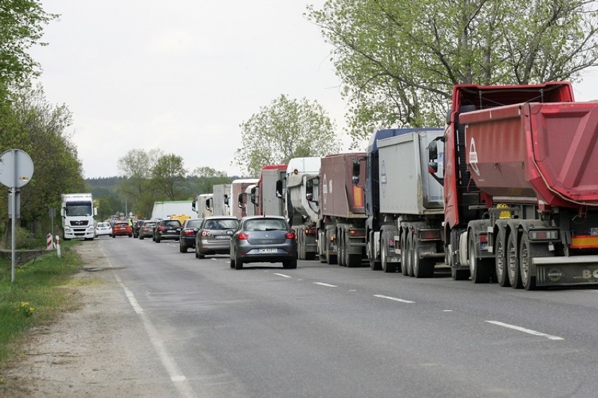 Wypadek na ulicy Legnickiej w Rzeszotarach [ZDJĘCIA]