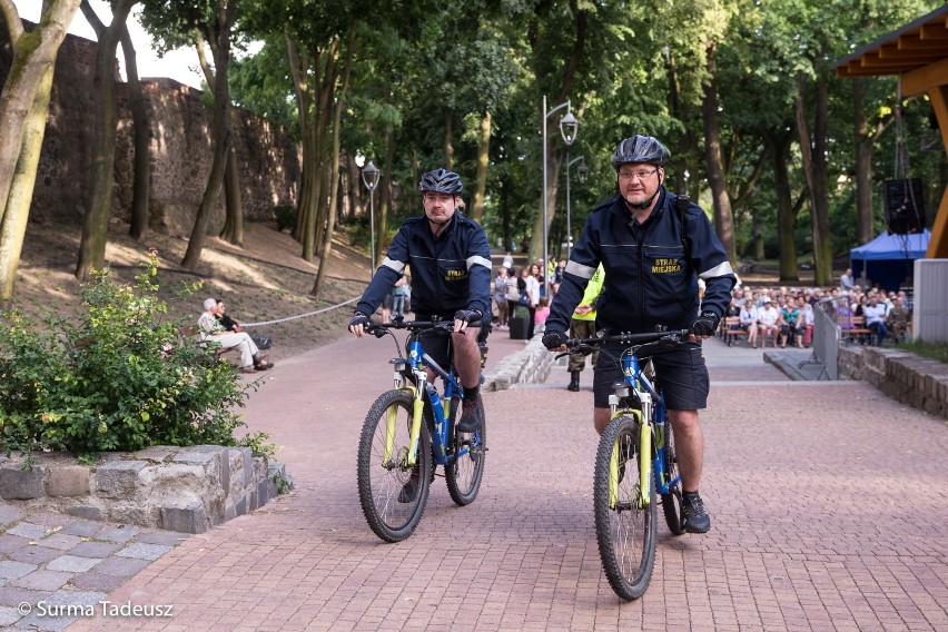 Podpatrzone w Stargardzie. Strażnicy miejscy patrolują park Chrobrego na rowerach