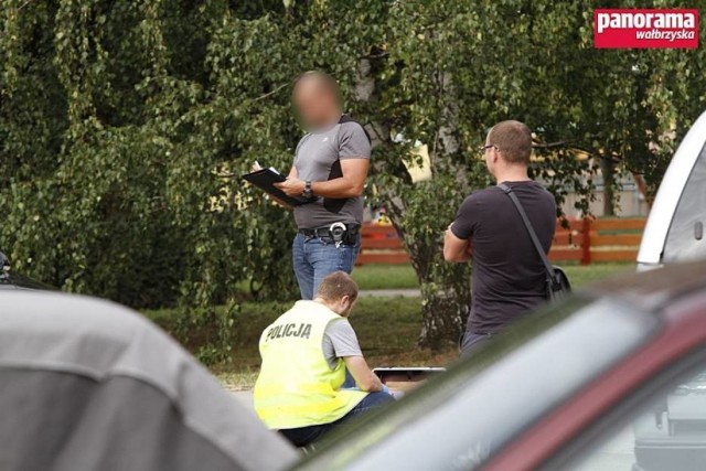 Po interwencji policji na ul. Palisadowej w Wałbrzychu w trakcie, której zmarł agresywny 34-latek, śledczy zabezpieczyli dowody i przesłuchali świadków