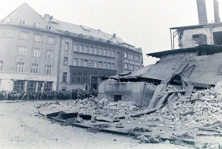 Połowa lat 70. Wyburzanie Domu Kultury Kolejarza.