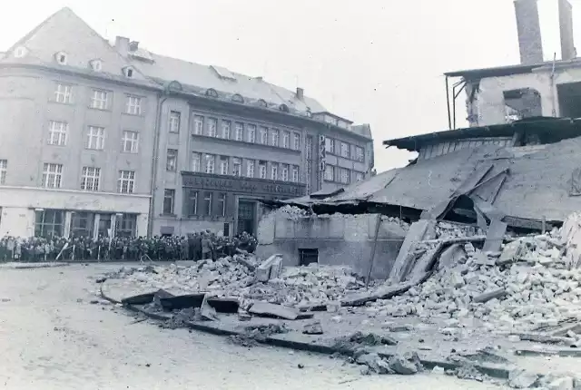 Połowa lat 70. Wyburzanie Domu Kultury Kolejarza.