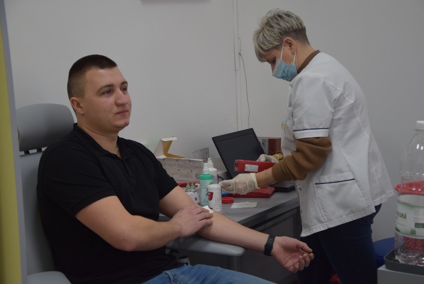 Sieradz oddaje krew dla Ukrainy.Szymon i Mateusz przyszli po raz pierwszy ZDJĘCIA