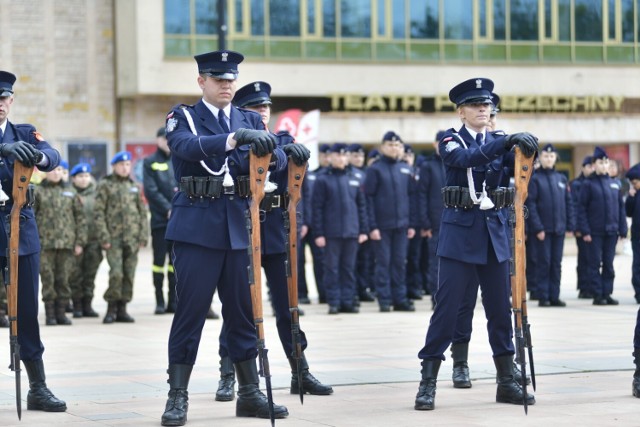 Podczas uroczystości uczniowie ZDZ w Radomiu dali pokaz musztry paradnej.