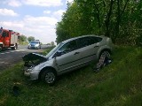Wypadek w Dąbrowicach Starych. Ford Focus w rowie