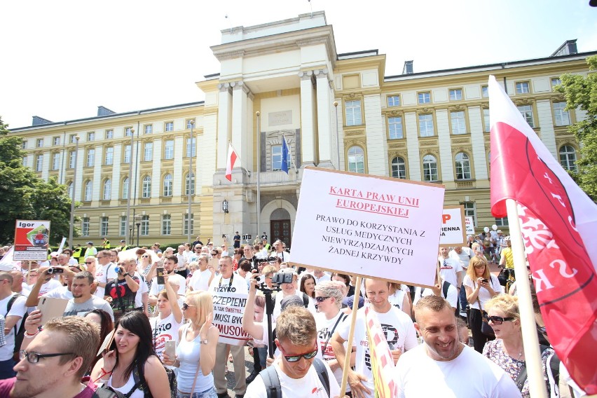 Protest antyszczepionkowców w Warszawie. Nie chcą szczepień...