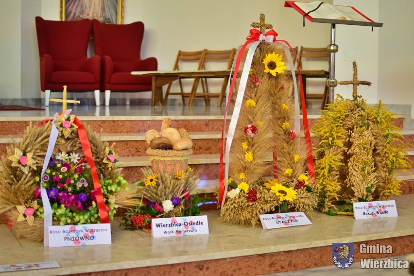 Tradycyjne wieńce i konkursowe chleby na dożynkach w Wierzbicy. Zobacz zdjęcia