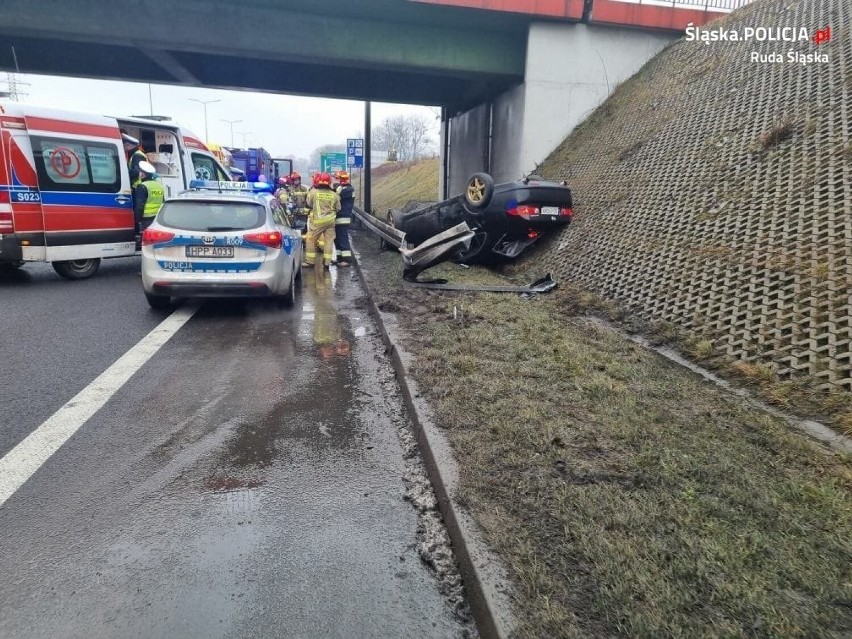 Wypadek na DTŚ w Rudzie Śląskiej. Dachowała w drodze do Gliwic. Niesławny punkt DTŚ ciągle zbiera żniwo. Zobacz FILM