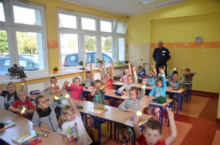 Policjanci z Komendy Powiatowej Policji w Kościerzynie spotkali się z dziećmi z SP nr 3 w Kościerzynie i Wielkim Podlesiu [ZDJĘCIA]