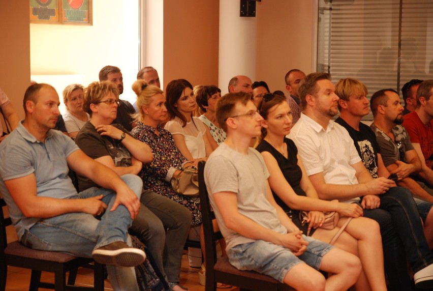 Kilkadziesiąt osób uczestniczyło w pierwszym spotkaniu z przedstawicielami firmy Johnson Matthey (JM),która chce w Koninie zbudować fabrykę.