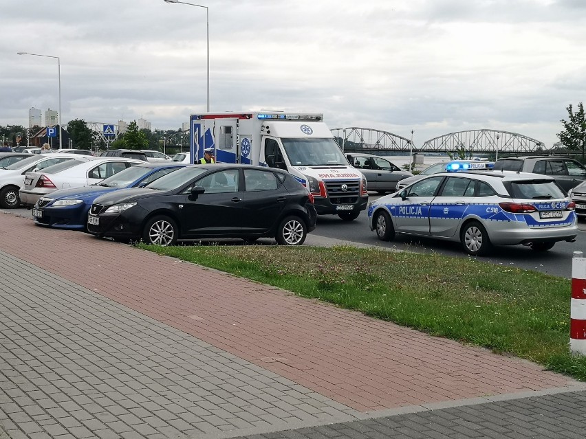 Zderzenie motocykla z samochodem w Grudziądzu. 17-latek w szpitalu [zdjęcia]
