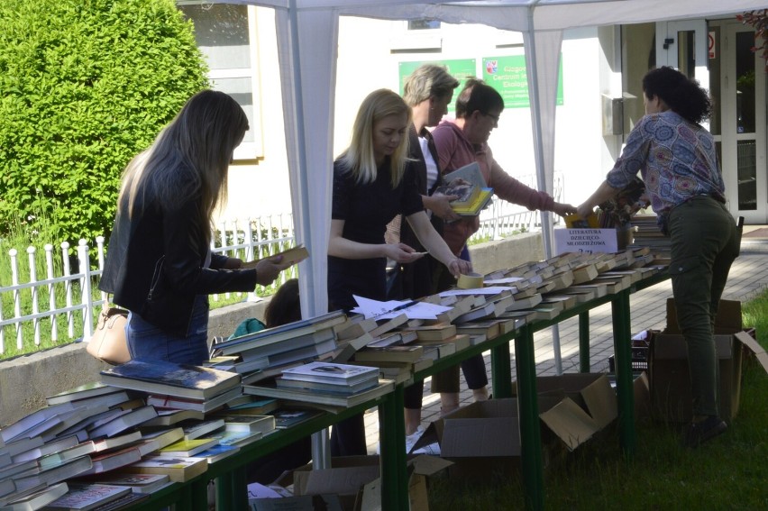 Kiermasz przy bibliotece w Głogowie