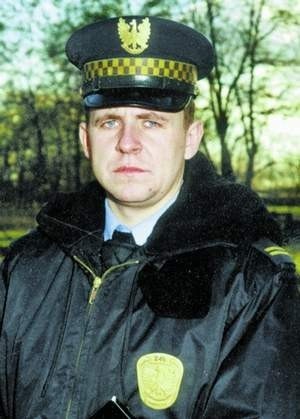 Starszy strażnik Ireneusz Walkowiak, lat 38. W Straży Miejskiej od 1992 roku. Numer służbowy 115.