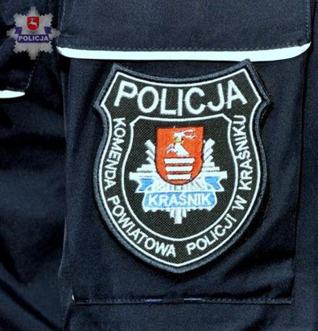 Policjanci z Komendy Powiatowej Policji w Kraśniku na swoich mundurach będą nosili naszywki z herbem powiatu kraśnickiego. Ufundowało je kraśnickie Starostwo Powiatowe.