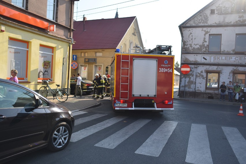 Wypadek na rynku w Święciechowie. Passat wbił się w tico