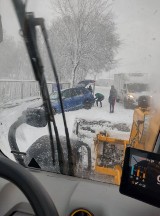 Mieszkańcy Sępolna Wielkiego zapraszają na łyżwy. Po drogach powiatowych, na których jest lód