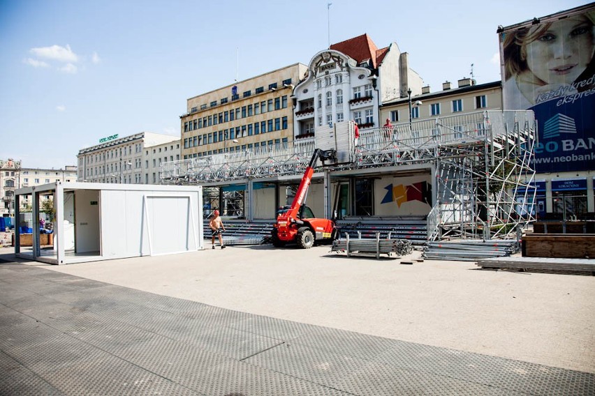 Poznań: Na placu Wolności powstaje Strefa Kibica [ZDJĘCIA, WIDEO]