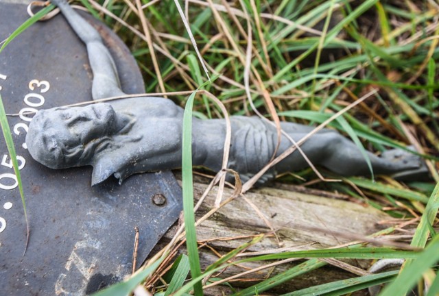 Popękane płyty nagrobne, połamane krzyże, zarośnięte chwastami - również takie groby można znaleźć na cmentarzach. Warto o nich pamiętać, szczególnie w okresie Wszystkich Świętych. Z jakiegoś powodu bliscy spoczywających tam osób, nie mogą należycie zadbać o miejsce pochówku ich krewnych. Mijając taki grób na cmentarzu warto zapalić chociaż mały znicz, jako symbol pamięci o zmarłych, o których nikt inny już nie pamięta...


Cmentarz na Bielawkach w Bydgoszczy we Wszystkich Świętych

