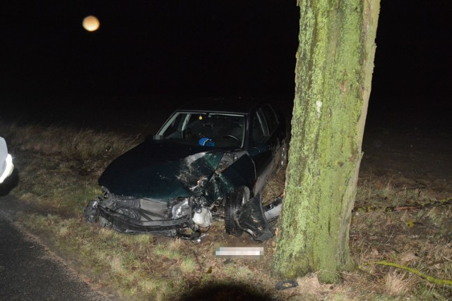 Wczoraj ok. godz. 23.00 na trasie Sępólno-Lutówko, w miejscowości Dziechowo, samochód osobowy marki Opel wypadł z drogi i uderzył w drzewo. Jedna z trzech poszkodowanych osób została przetransportowana do szpitala.


Flesz - wypadki drogowe. Jak udzielić pierwszej pomocy?

