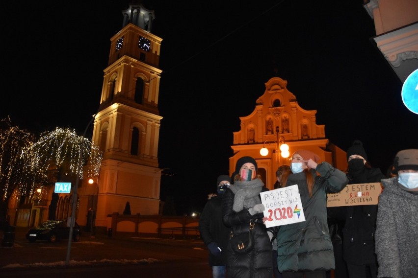 Manifestacja kobiet w Chodzieży. Skandowanie haseł i blokada ronda w czwartkowy wieczór [ZDJĘCIA]